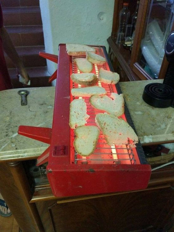 Đèn sưởi vừa làm ấm vừa nướng bánh mì