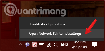 Click chuột phải vào biểu tượng mạng và chọn Open Network and Sharing Center