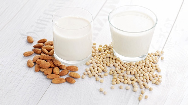 cách làm sữa đậu nành hạnh nhân bằng máy xay sinh tố
