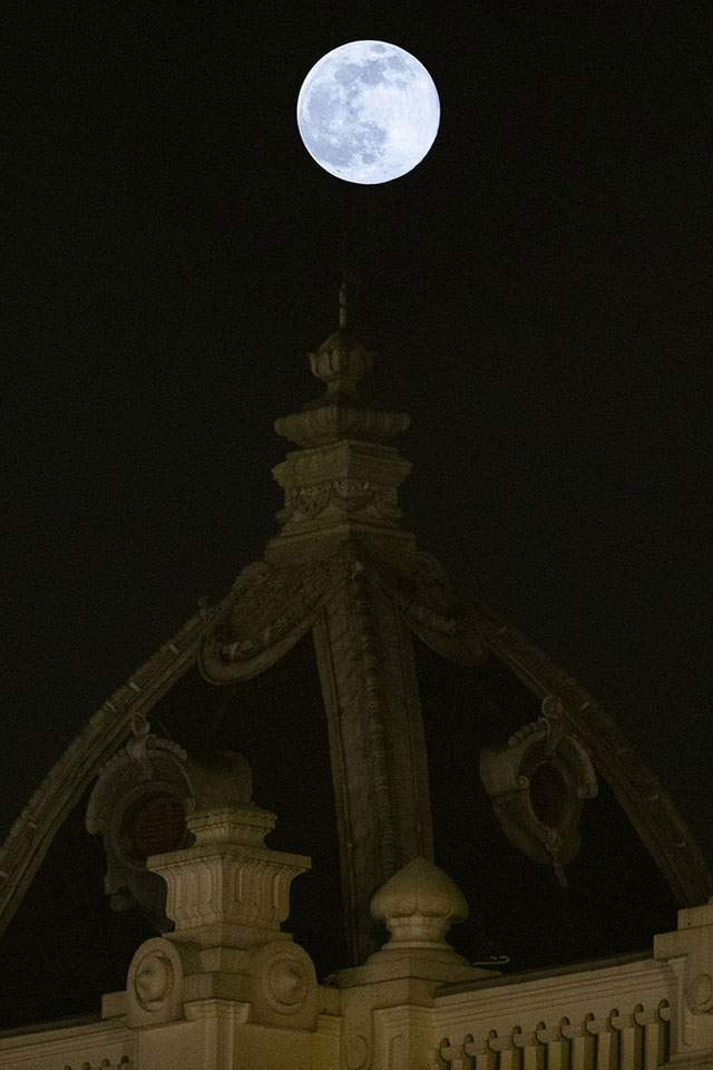 Siêu trăng xuất hiện trên nóc Nhà Hát lớn Hà Nội vào đêm 9/3.