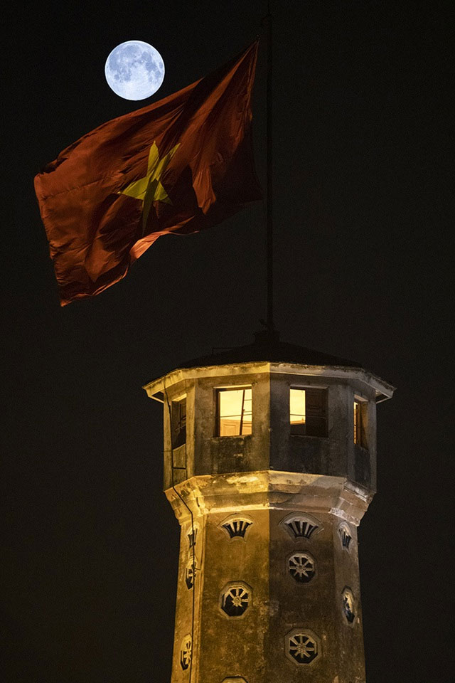 Siêu trăng nhìn từ di tích Cột cờ Hà Nội. 