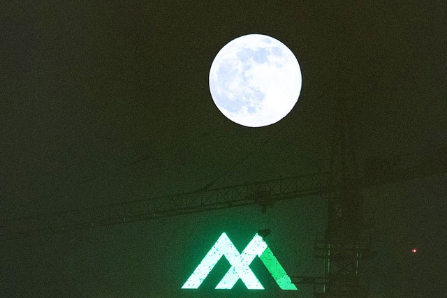 Hình ảnh Siêu trăng quan sát từ một công trường xây dựng tại Hà Nội.