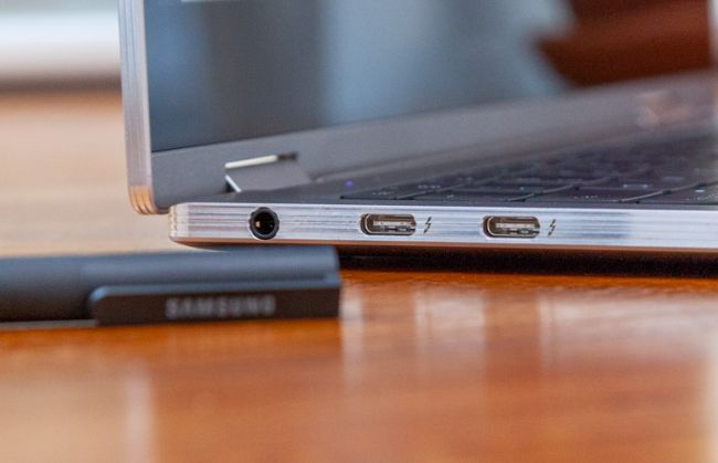 Samsung Notebook 9 Pro có các cổng phù hợp với kích thước