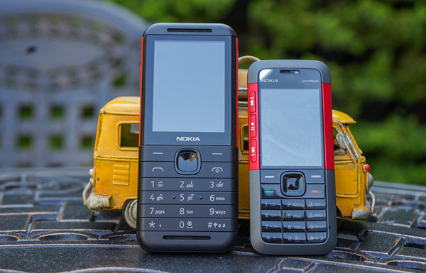 Nokia 5310 phiên bản 2020 (bên trái) có ngoại hình lớn hơn hẳn so với Nokia 5310 XpressMusic của 2007 (bên phải)