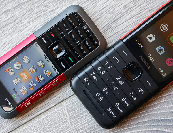 Phần viền Nokia 5310 bản 2020 bo cong còn Nokia 5310 XpressMusic được vát khá góc cạnh