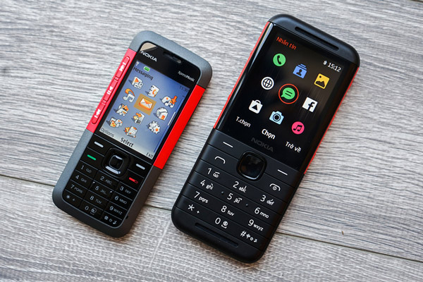 Nokia 5310 mới (bên phải) dùng phần mềm Series 30+ khá đơn giản trong khi đó Nokia 5310 XpressMusic (bên trái) chạy Nokia Series 40