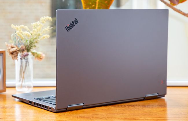 Logo ThinkPad được đặt trên nắp