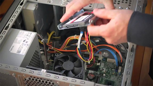 Vặn giá đỡ có ổ SSD vào đúng vị trí