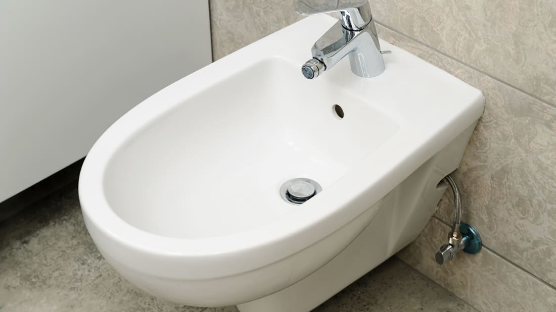 Bidet hiện nay có thêm hệ thống vòi nước chảy trực tiếp vào bồn và nắp xả nước