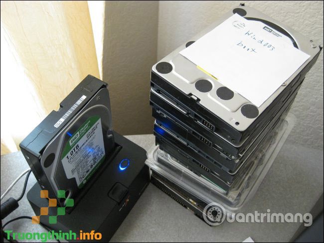 SATA hard drive docking station