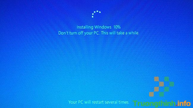 Windows sẽ cho bạn biết rằng nó đang khôi phục PC