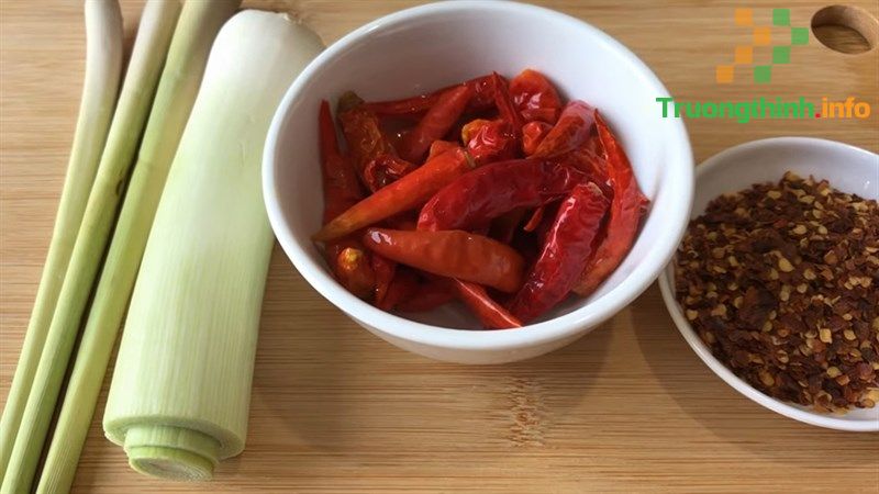Cách làm sa tế chay từ ớt khô, tỏi tây và sả