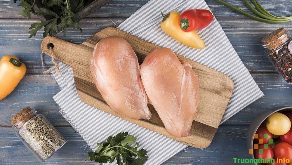 100g ức gà luộc bao nhiêu calo, bao nhiêu protein? 