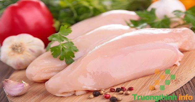 100g ức gà luộc bao nhiêu calo, bao nhiêu protein? 