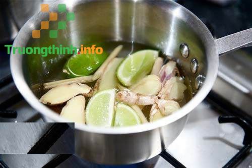 Cách nấu nước xông hơi chanh sả gừng giải cảm