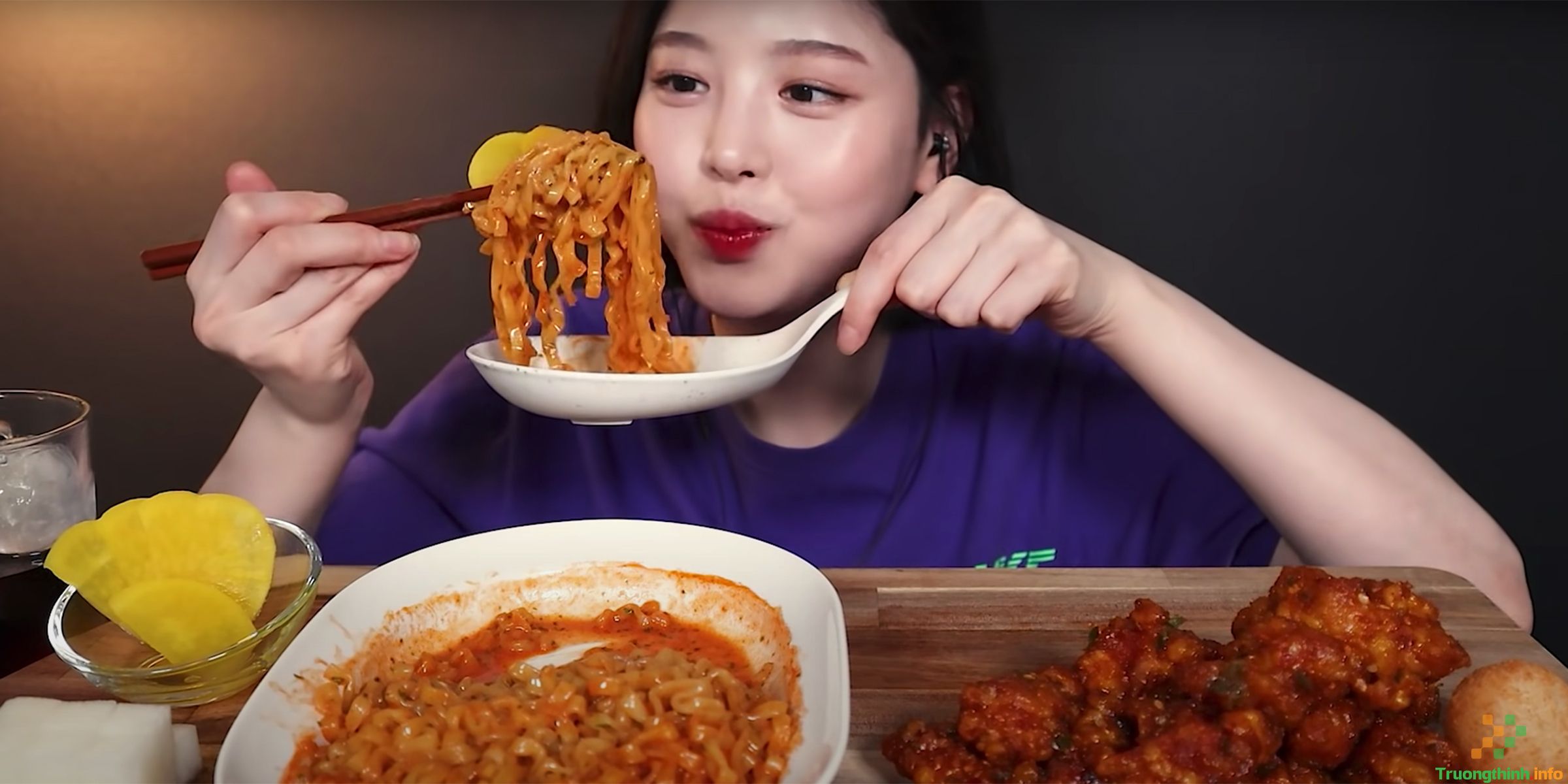 Mukbang là gì? Vì sao những video ăn mukbang thu hút được nhiều lượt xem?