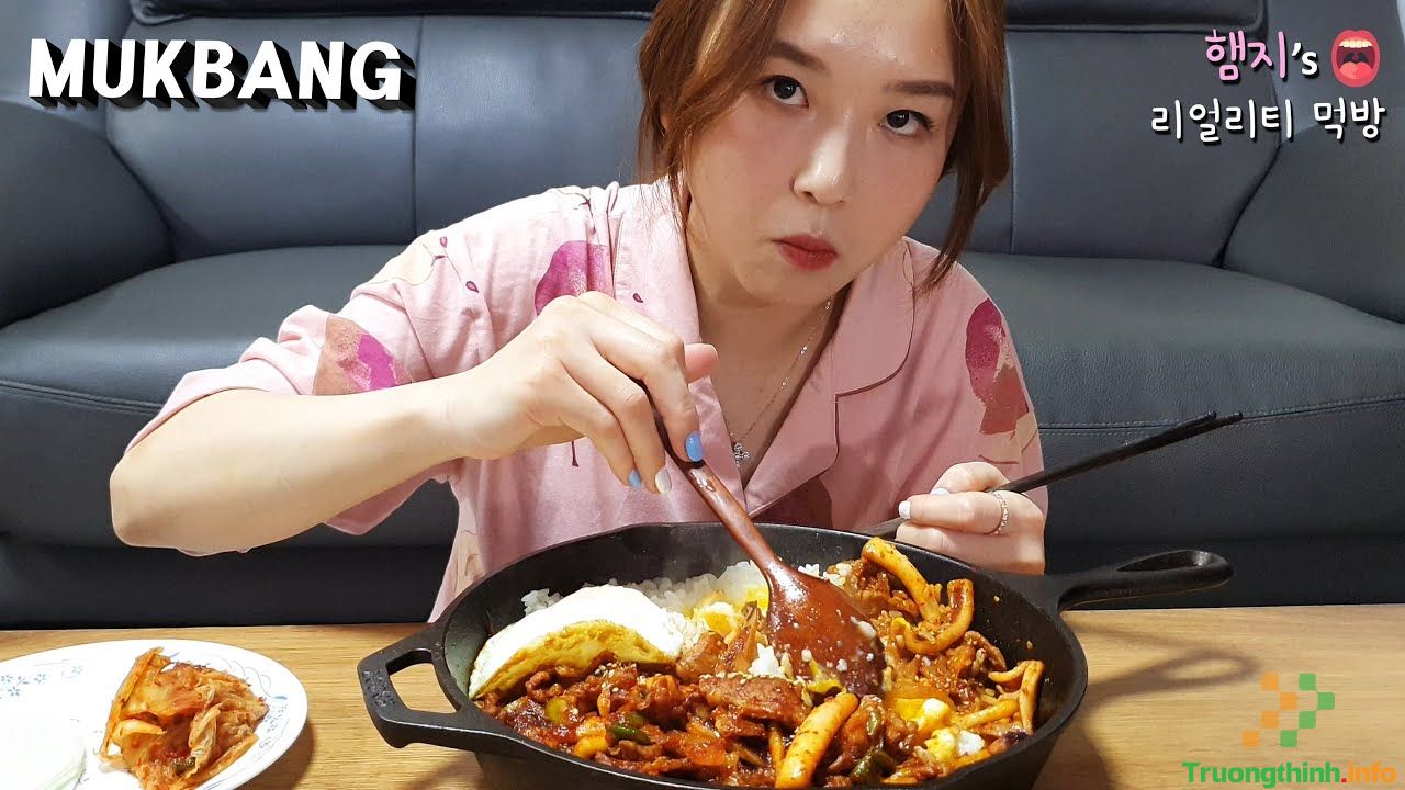 Mukbang là gì? Vì sao những video ăn mukbang thu hút được nhiều lượt xem?