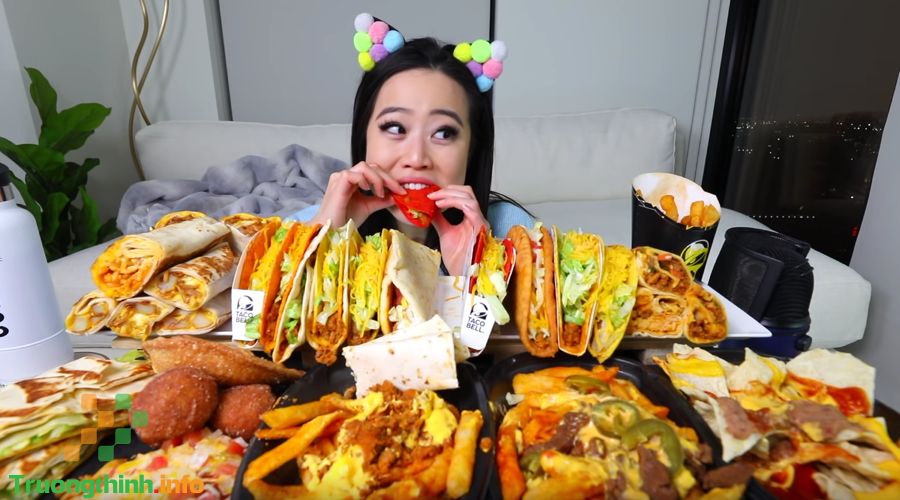 Mukbang là gì? Vì sao những video ăn mukbang thu hút được nhiều lượt xem?