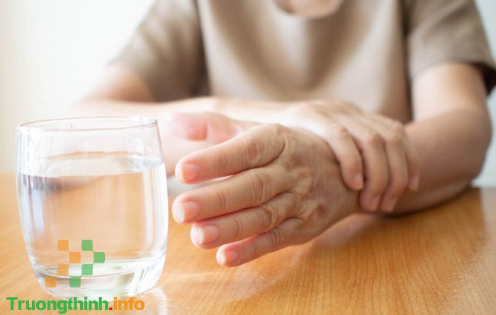                       Bệnh Parkinson ở người trẻ: Dấu hiệu, cách phân biệt với các chứng run tay chân khác