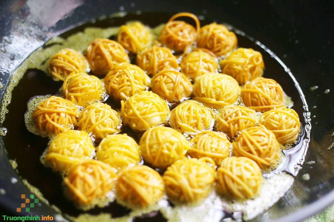 Lấy sợi mì cuộn vào trứng cút tưởng cho vui ai ngờ được món ngon tuyệt