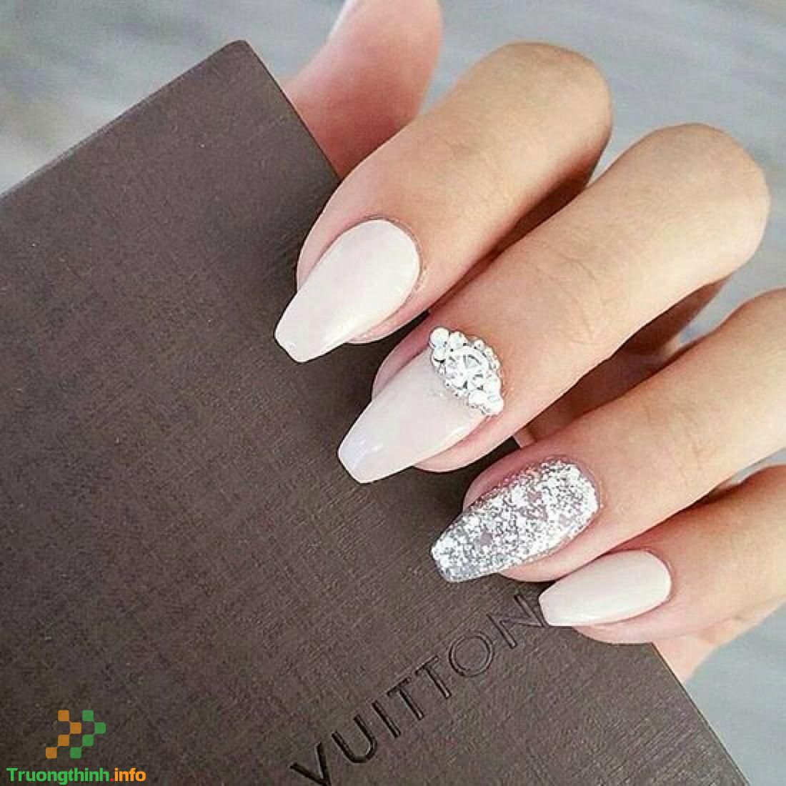                       Các mẫu nail cô dâu đơn giản, móng tay cô dâu đẹp cho ngày cưới, chụp ảnh cưới