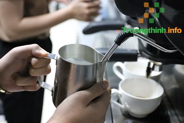                       Cách đánh sữa bằng máy pha cà phê đơn giản, nhanh, chuẩn nhất