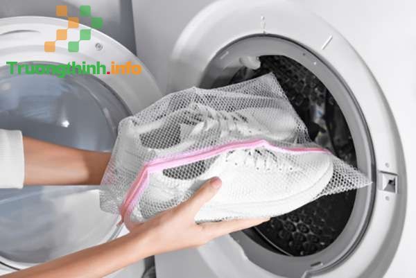                       Xử lý giày bị ướt mưa như thế nào cho sạch, không bị hôi?
