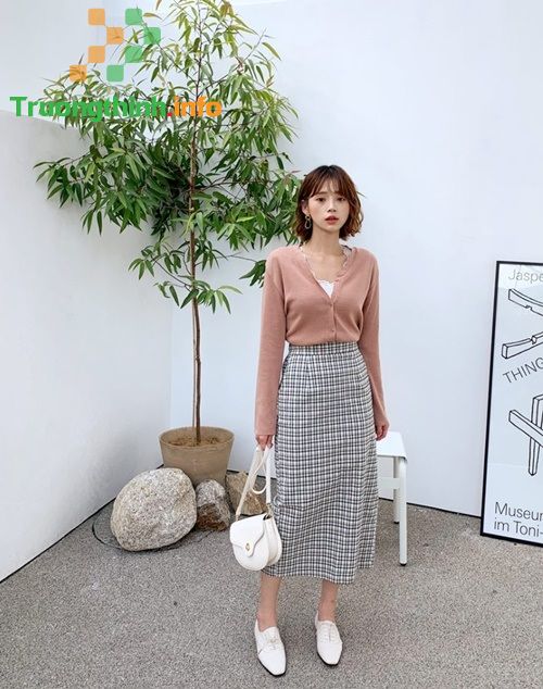                       Cách phối đồ với chân váy dài qua gối: Mặc với áo gì đẹp?