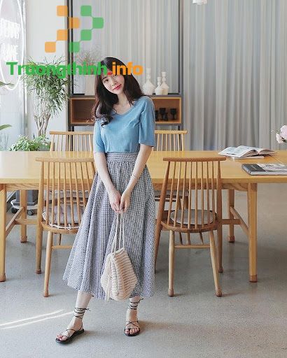                       Cách phối đồ với chân váy dài qua gối: Mặc với áo gì đẹp?