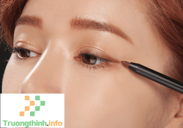                       Cách vẽ eyeliner, kẻ mắt đẹp, đơn giản cho người mới tập