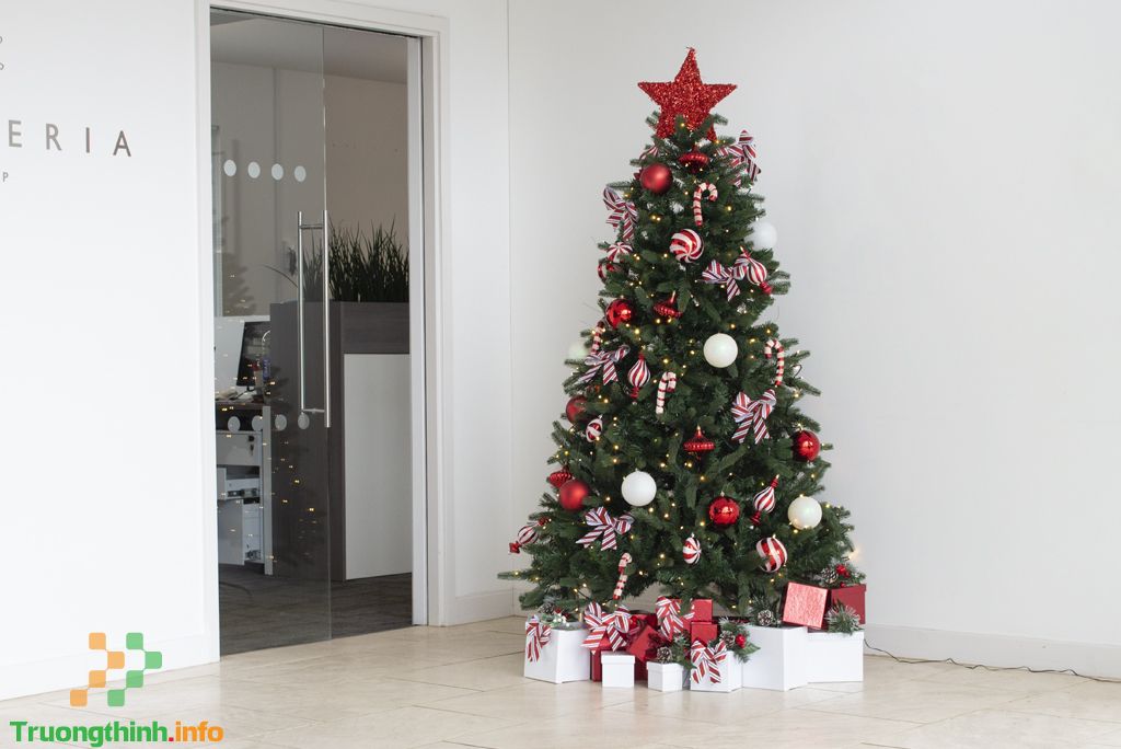                           Cách trang trí Noel cho văn phòng làm việc công ty đẹp, đơn giản