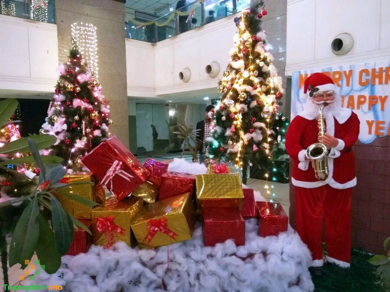                           Cách trang trí Noel cho văn phòng làm việc công ty đẹp, đơn giản