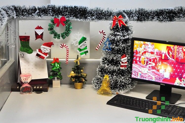                           Cách trang trí Noel cho văn phòng làm việc công ty đẹp, đơn giản