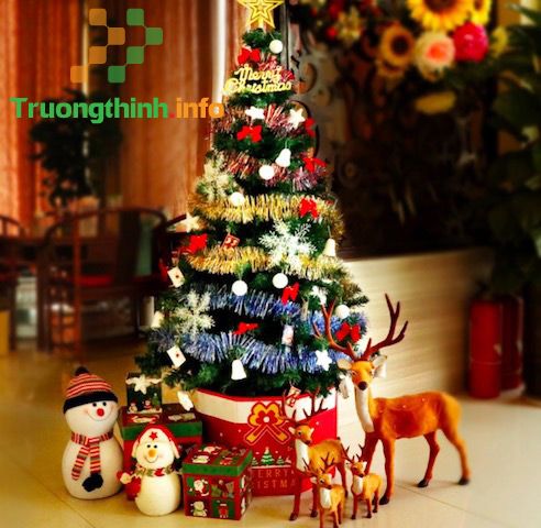                           Cách trang trí cây thông Noel bằng dây kim tuyến và phụ kiện đơn giản mà đẹp