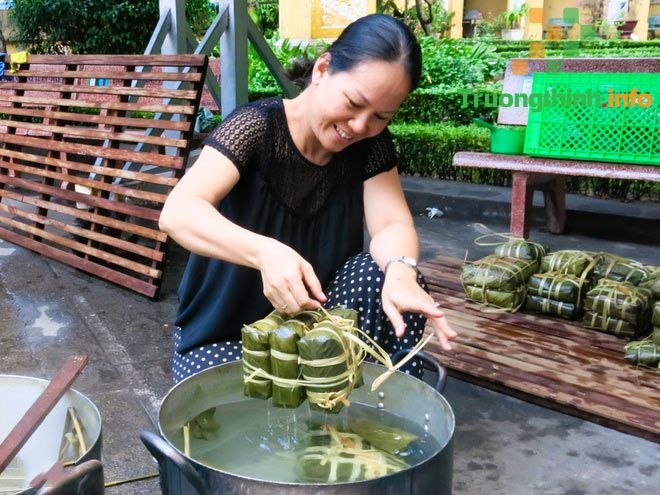                           Cách gói bánh chưng vuông bằng tay không cần khuôn đẹp, ngon, có màu xanh