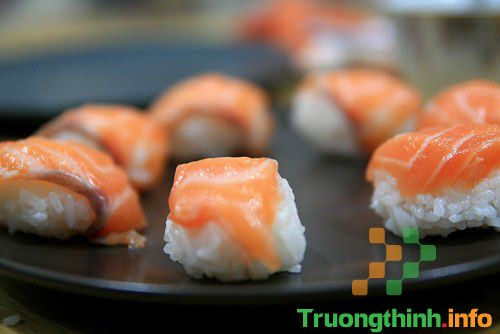                           4 Cách làm sushi cá hồi ngon, không tanh, đẹp mắt