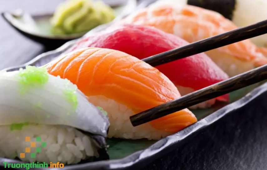                           4 Cách làm sushi cá hồi ngon, không tanh, đẹp mắt