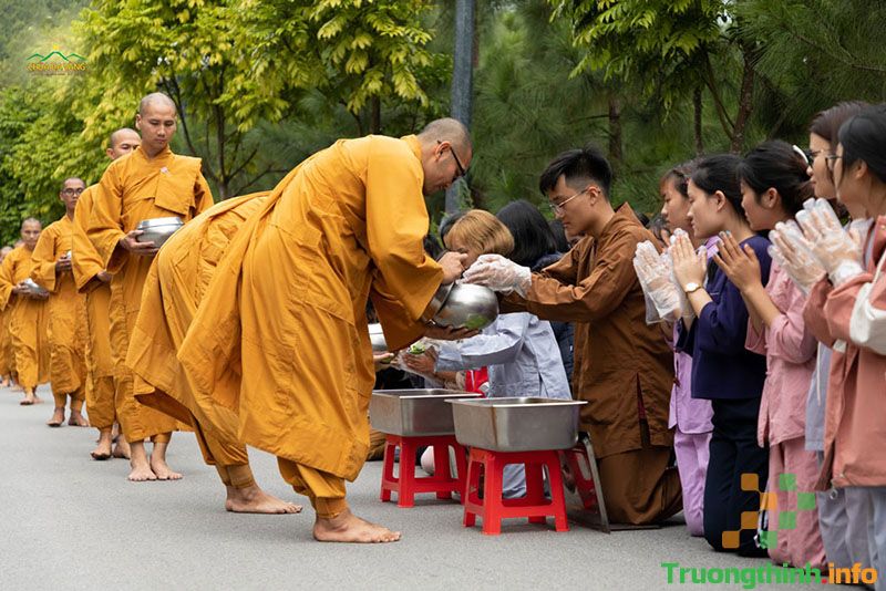                           Cúng dường là gì? Cách cúng dường tại nhà như thế nào?