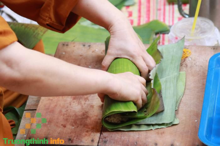                           Cách gói bánh tét bằng lá dong, lá chuối ngon, đẹp, có màu xanh