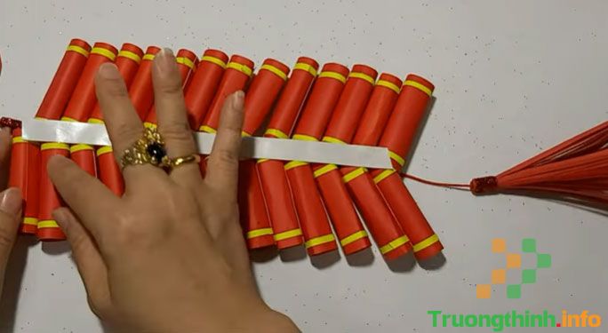                           Cách làm tràng pháo, dây pháo bằng giấy treo Tết