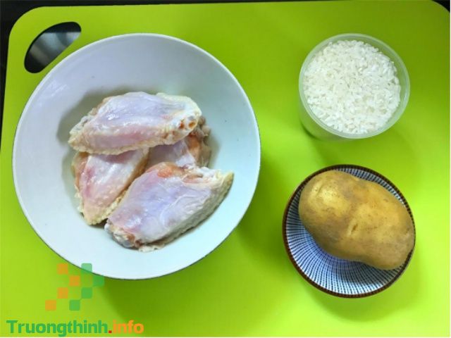 Thả thịt gà và khoai tây vào nồi gạo, 20 phút sau được bữa ngon không cần nấu nhiều món