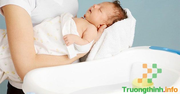                           Cách tắm cho trẻ sơ sinh đúng cách và những điều cần lưu ý