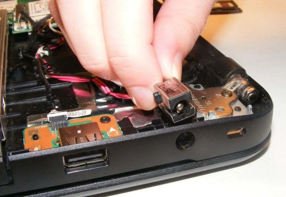Địa Chỉ Sửa Laptop Không Sạc Pin TPHCM | Giá Rẻ, Gần Đây