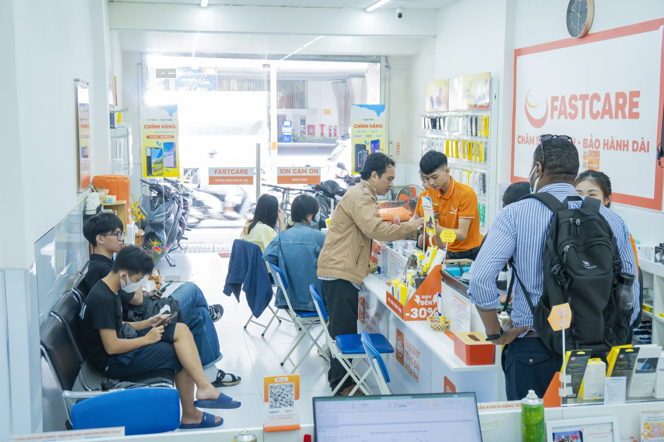 Nếu màn hình và pin iPhone bị hỏng cùng lúc thì nên ưu tiên linh kiện nào?