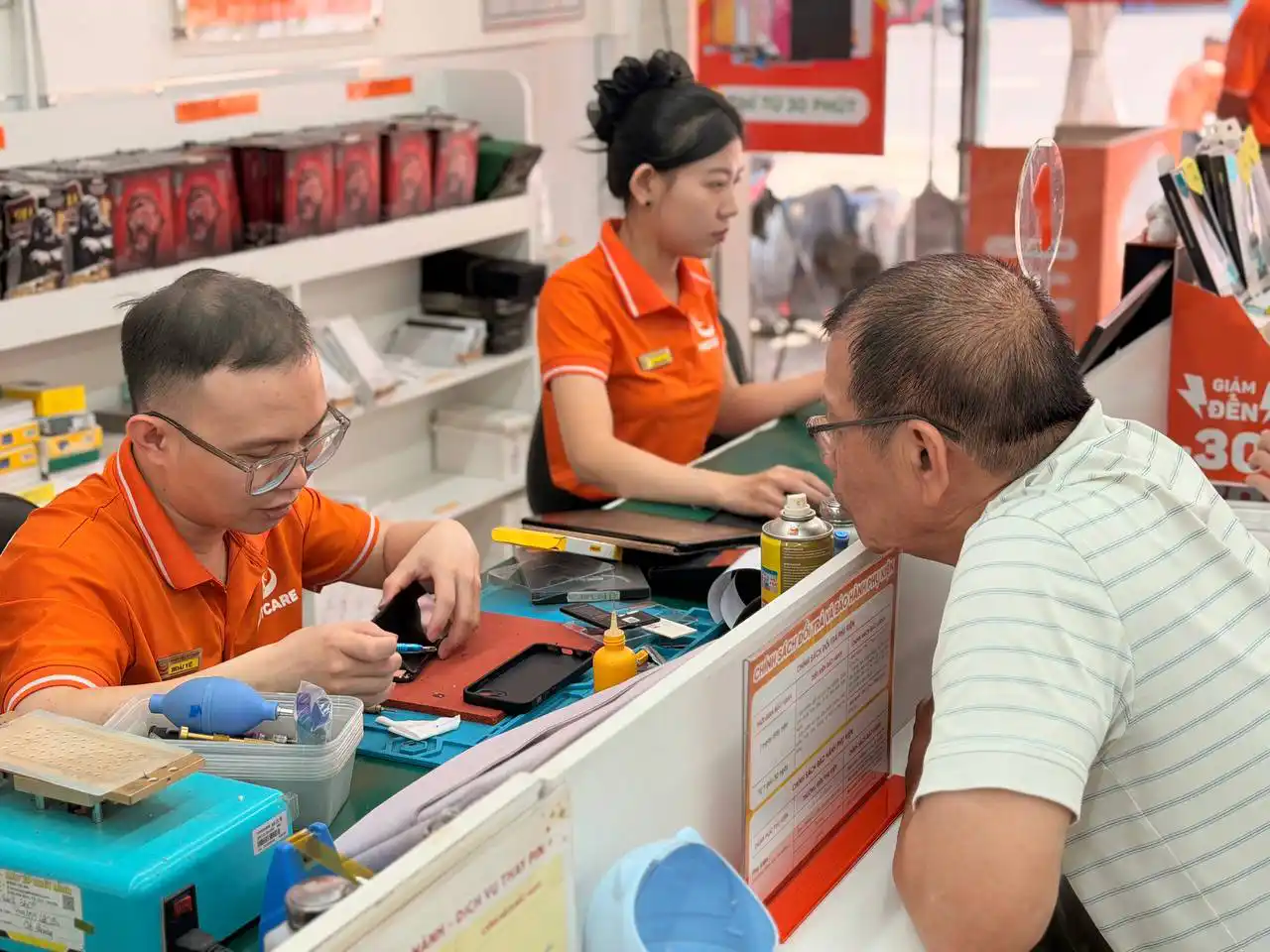 Nếu màn hình và pin iPhone bị hỏng cùng lúc thì nên ưu tiên linh kiện nào?
