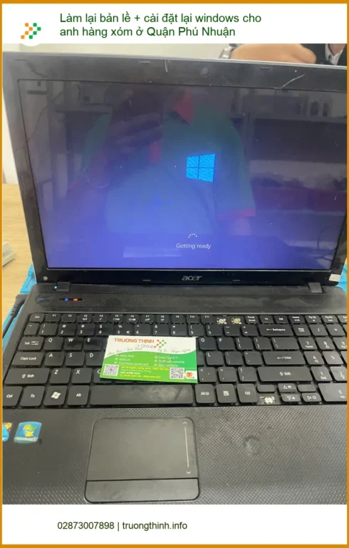 Anh Đức nhà thiết kế đồ họa Quận Phú Nhuận sửa bản lề laptop và cài Win