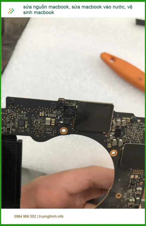Dịch vụ sửa Macbook vào nước Quận Bình Thạnh - Chị Mai review lấy ngay