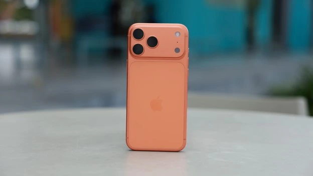 Mặt lưng và cụm camera là chi tiết dễ tạo cảm xúc khi chọn máy, nhưng trải nghiệm dài hạn mới quyết định sự hài lòng.