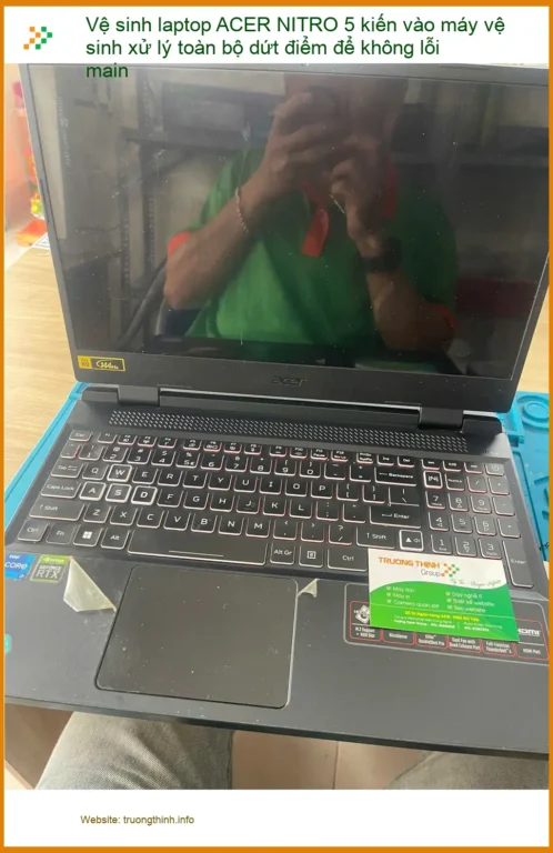 Anh Đức gamer tìm chỗ vệ sinh laptop ACER NITRO 5 kiến vào ở Phú Nhuận