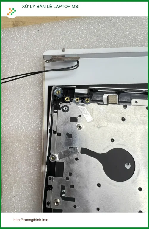 Chú Thịnh giám đốc tìm chỗ xử lý bản lề laptop MSI bị kẹt ở Quận Gò Vấp